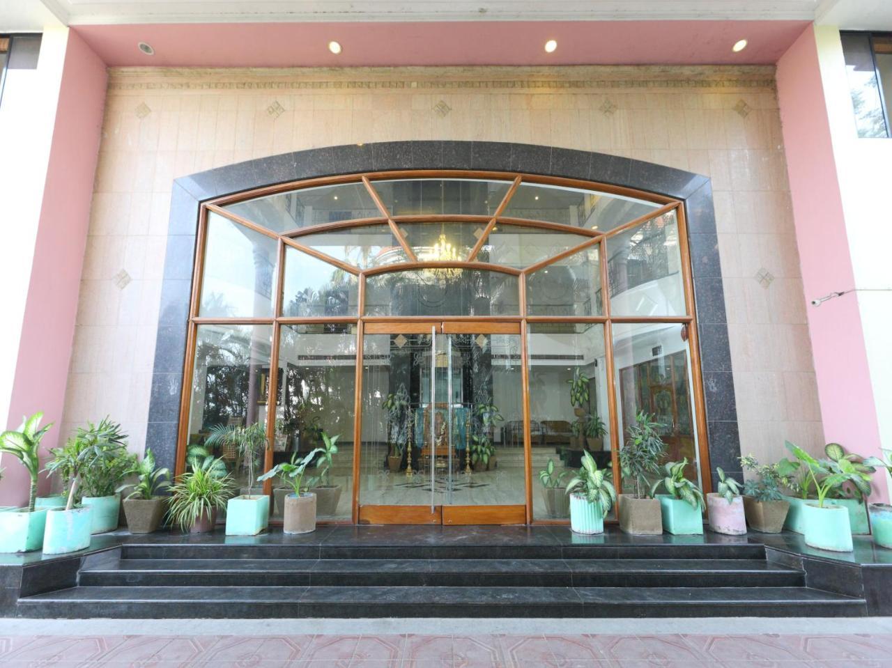 Oyo 1081 Hotel Sindhu International Tirupati Exterior photo